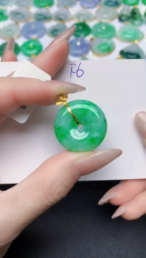 颈饰18K金镶嵌翡翠 天然缅甸A货翡翠百元以上9元证书费自理