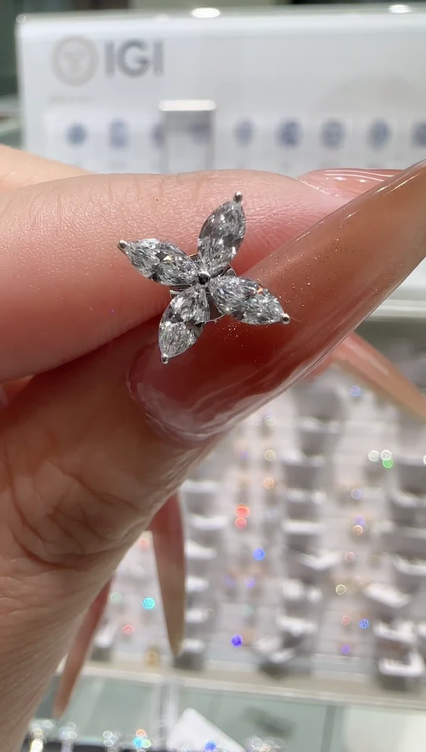 【闪购商品】实验室培育钻石18K金镶嵌四叶草耳钉0.97ct