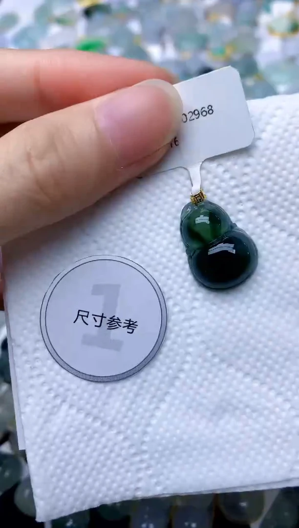 颈饰18K金镶嵌翡翠天然A货翡翠