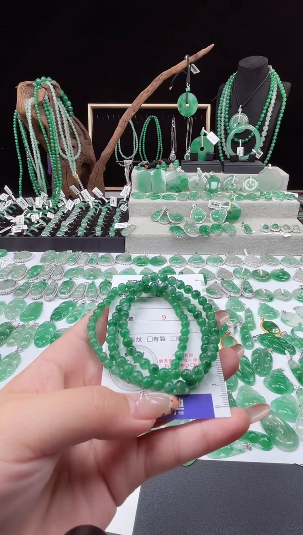 吊坠(赠链)未镶嵌石英质玉（非洲翠）卡5.6mm手串