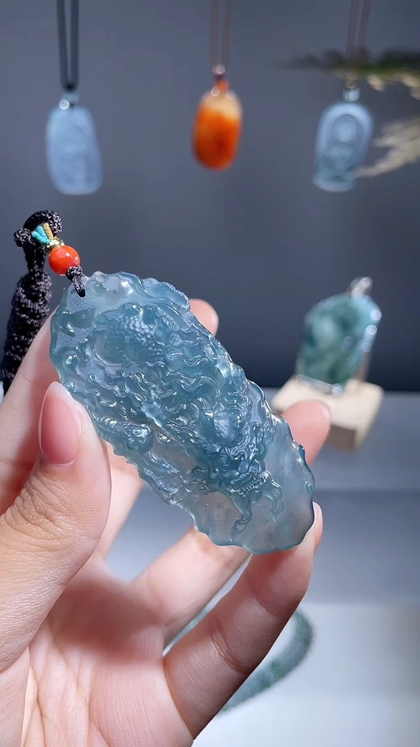 颈饰未镶嵌翡翠龙牌