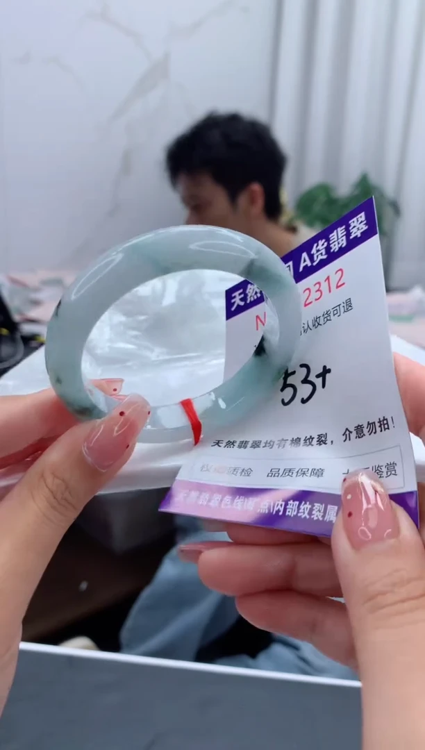 未镶嵌手镯翡翠有纹，完美者勿拍