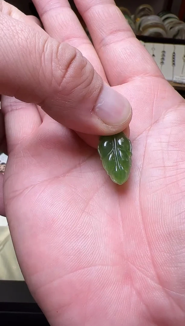 颈饰未镶嵌和田玉✨**✨碧玉树叶吊坠