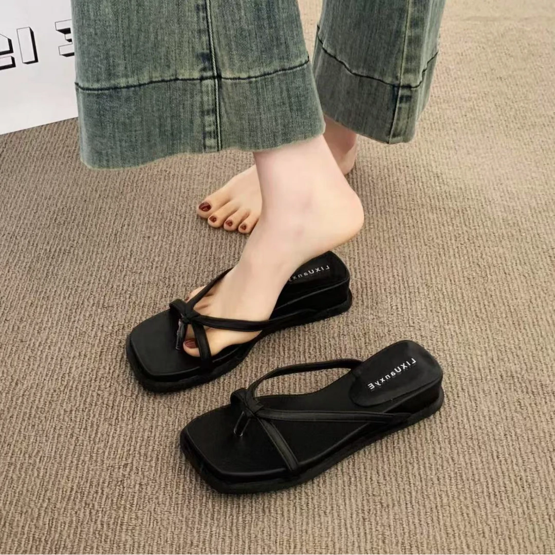 坡跟人字拖女夏外穿2025新款法式高级感夹脚趾凉拖鞋厚底沙滩凉鞋