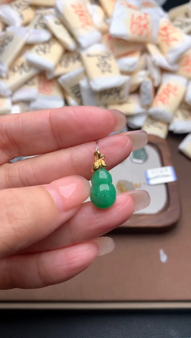 18K金镶嵌挂件翡翠一