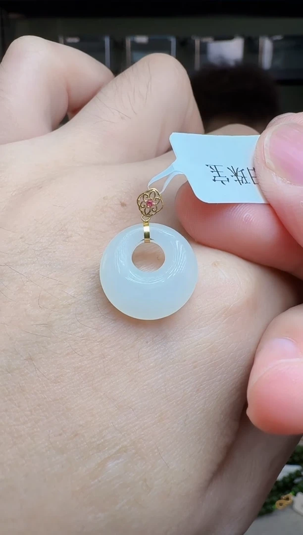 和田玉18K金镶嵌颈饰吊坠