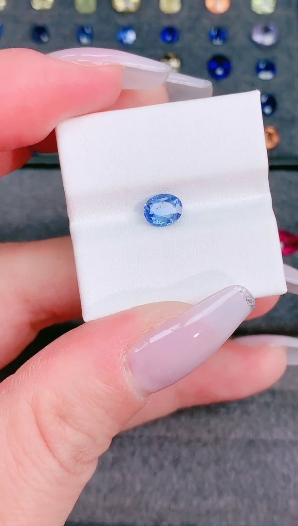 裸石蓝宝石矢车菊内有色带0.78ct