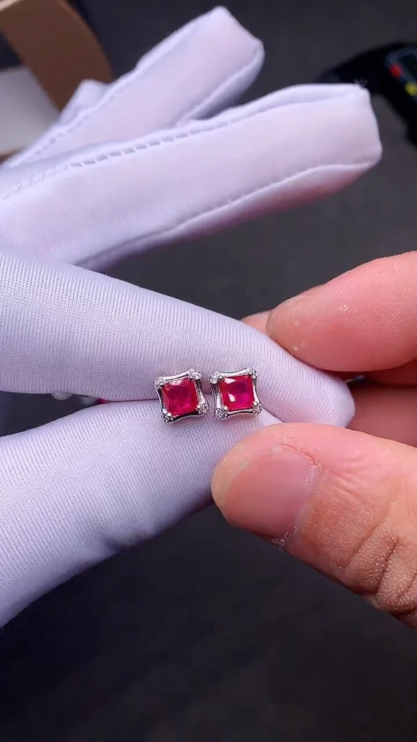 【闪购商品】红宝石耳饰银S925镶嵌........