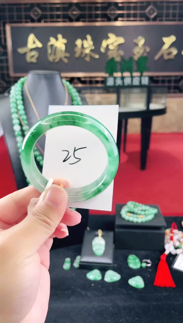 未镶嵌手镯石英质玉（非洲翠）微瑕一经发货运费不退介意勿拍