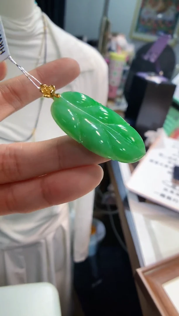 颈饰18K金镶嵌翡翠叶子