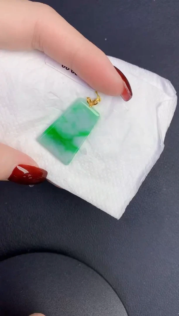 颈饰18K金镶嵌翡翠缅甸天然翡翠A货