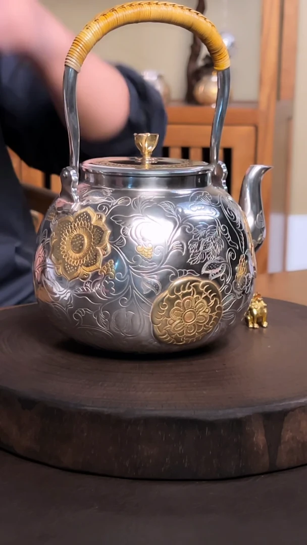 清货-日式錾刻花纹鎏金手工大泡茶壶