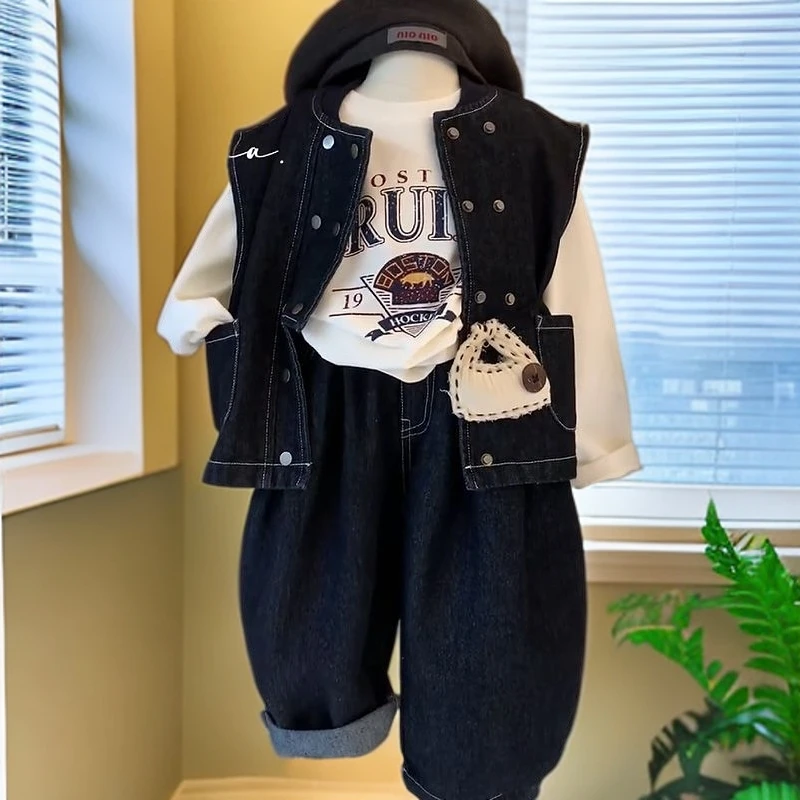 男宝宝牛仔马甲三件套装春秋2025新款儿童痞帅牛仔裤长袖卡通t恤