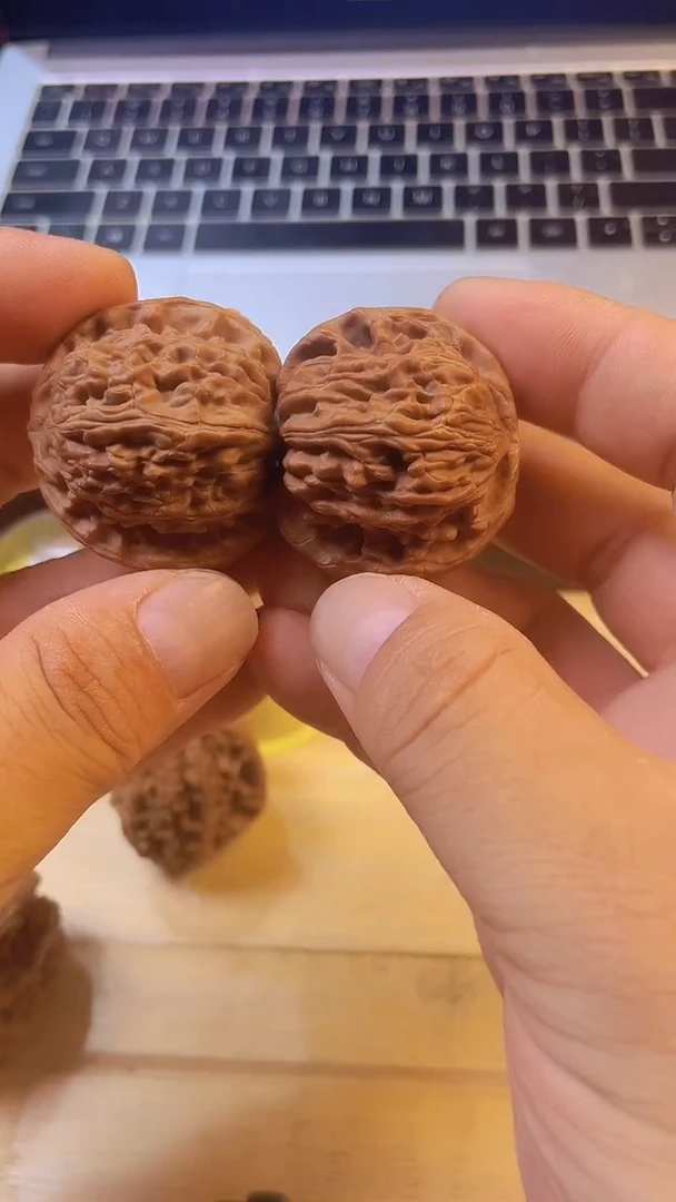 文玩核桃把件落地红