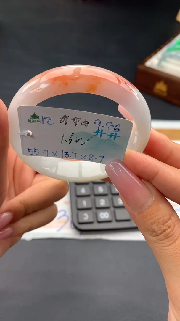 未镶嵌手镯翡翠自带#送人#，联系客服核对地址~