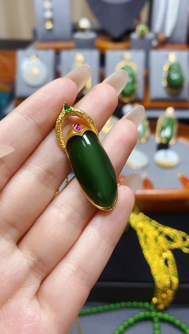 【闪购商品】和田玉碧玉冰绿猫吊坠18K金镶嵌*