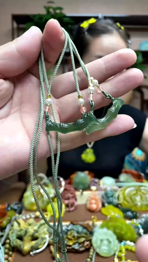未镶嵌岫玉颈饰多样性发货发其中之一