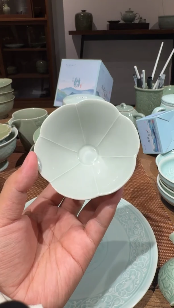 微瑕素面天青色出筋杯一只看图