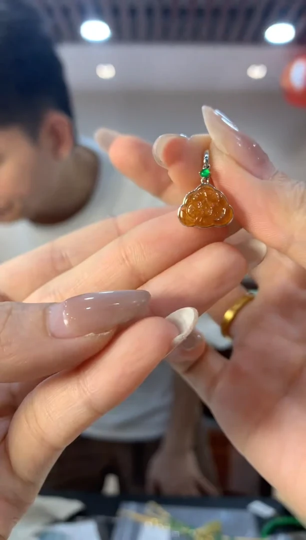 吊坠(不含链)18K金镶嵌翡翠莲花