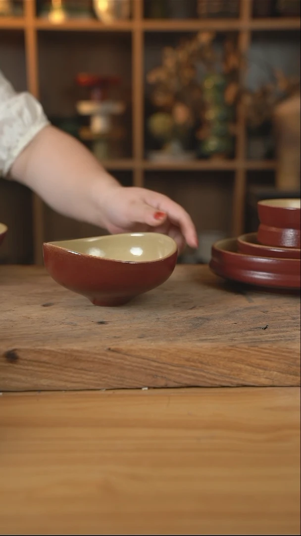 复古红色的5英寸元宝碗