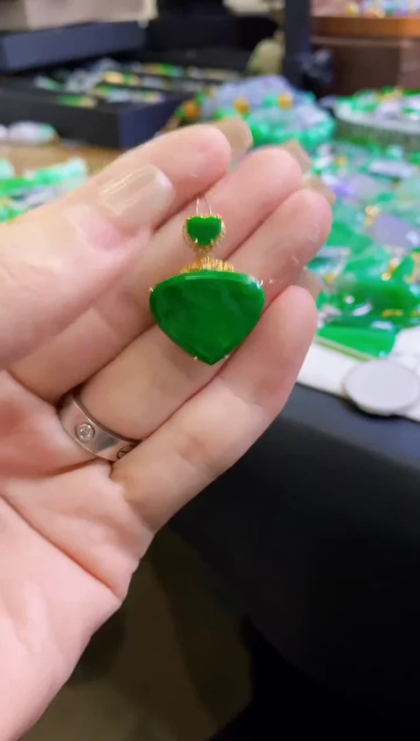 【闪购商品】定制翡翠18K金镶嵌吊坠