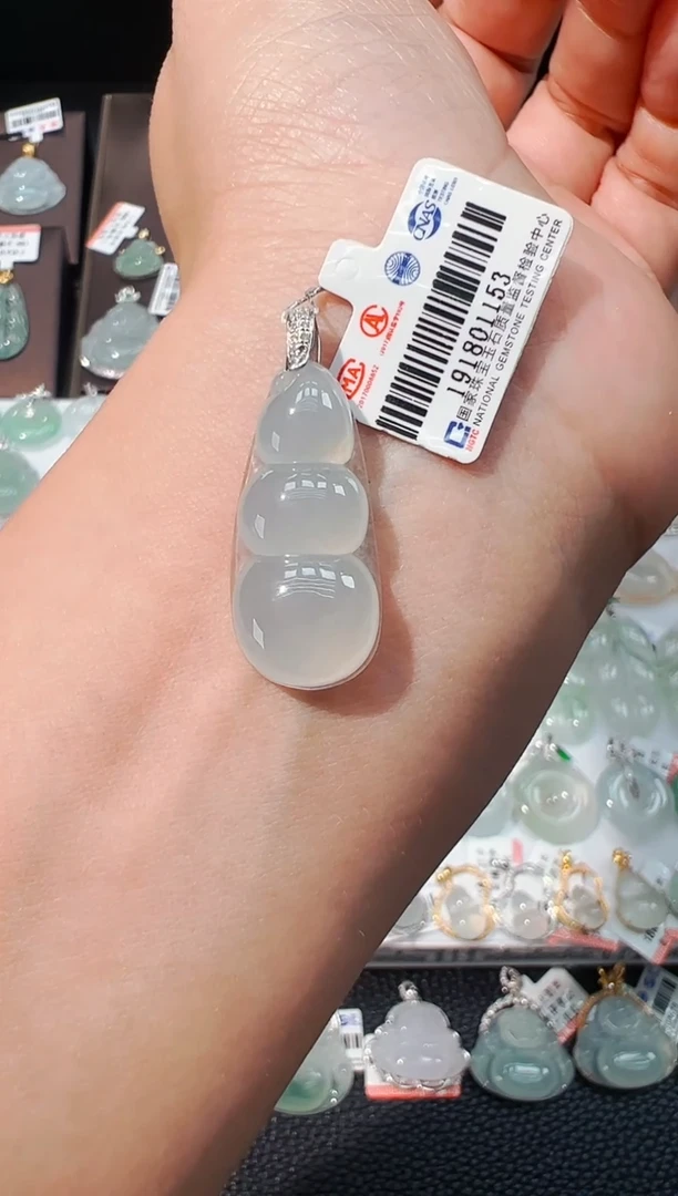 翡翠18K金镶嵌颈饰福豆吊坠1153