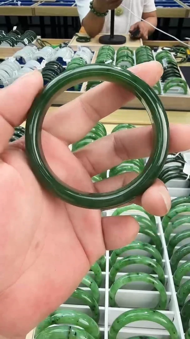 未镶嵌手镯和田玉高货 有红皮 碧玉正圈菠菜绿圈口63