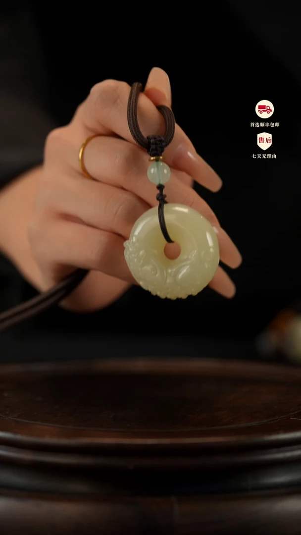 云南石竹叶青雕刻：貔貅平安扣