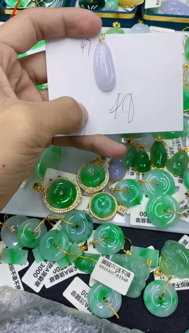 翡翠18K金镶嵌颈饰111111111111