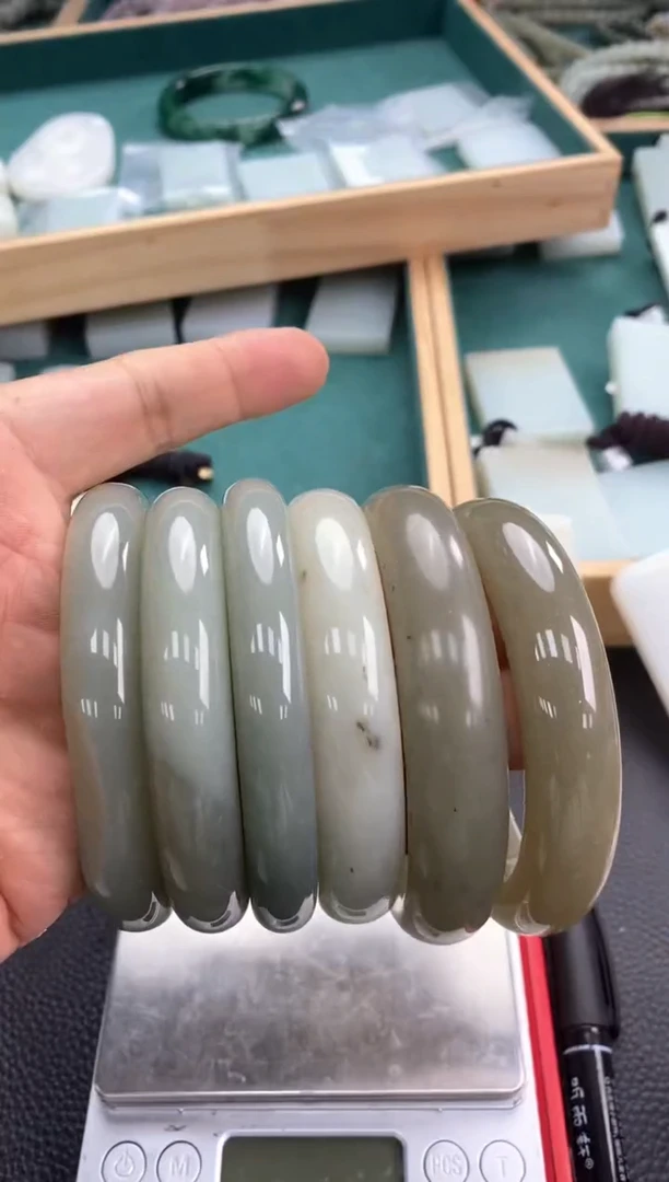 和田玉手镯未镶嵌手镯拍一发一随机发