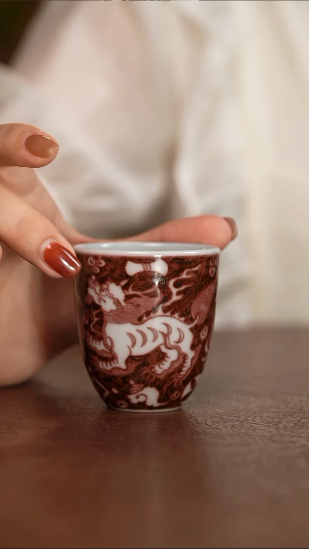 釉里红甪端纹手握杯