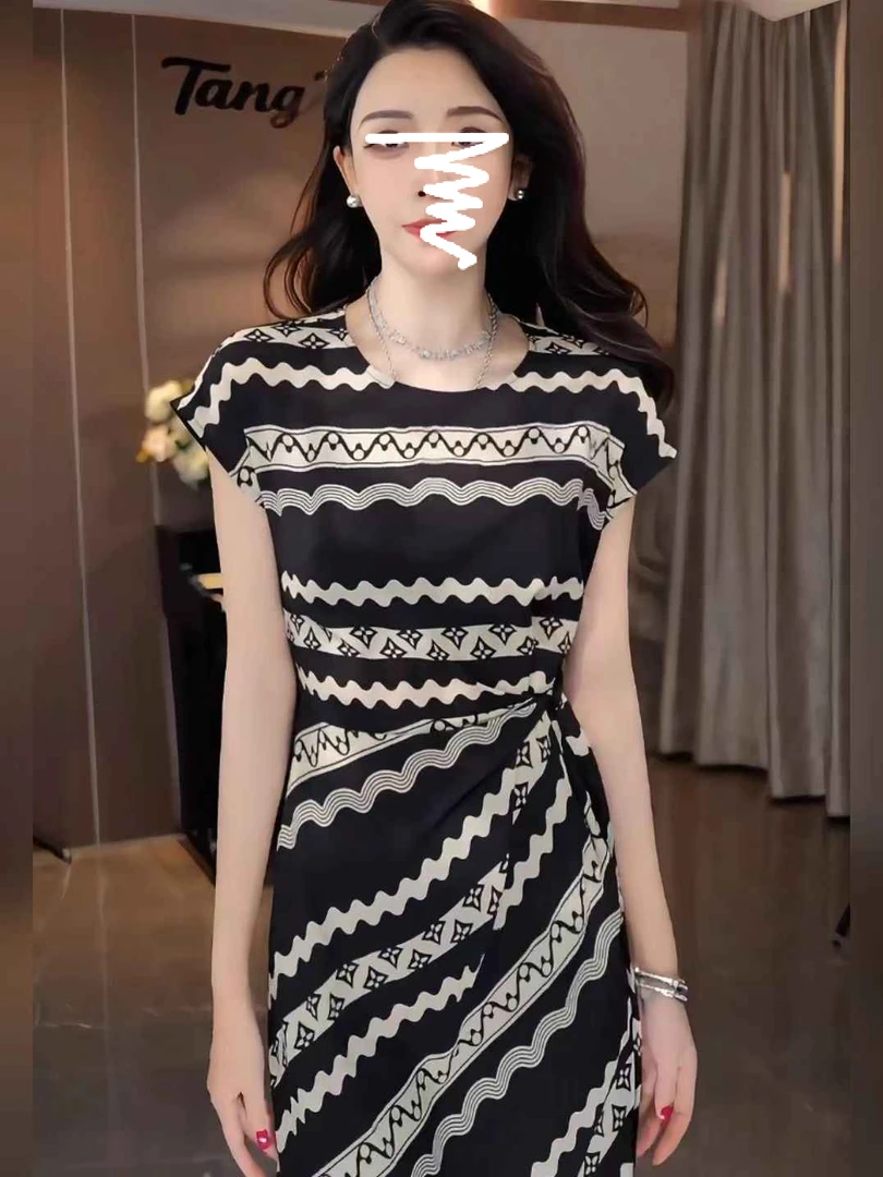 2025美学显瘦收腰气质百搭连衣裙洋气设计感高级轻奢时尚连衣裙