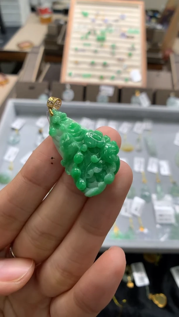 颈饰18K金镶嵌翡翠白菜