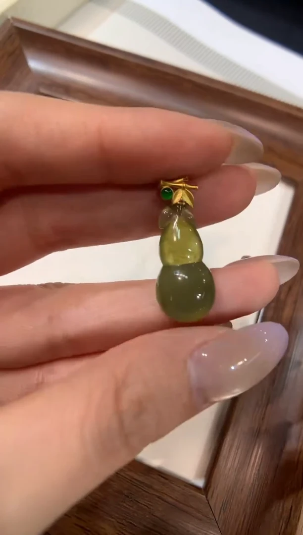 颈饰18K金镶嵌翡翠葫芦