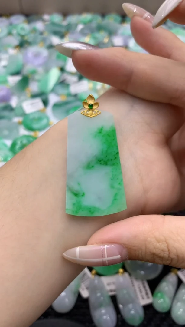 颈饰18K金镶嵌翡翠天然缅甸翡翠A货