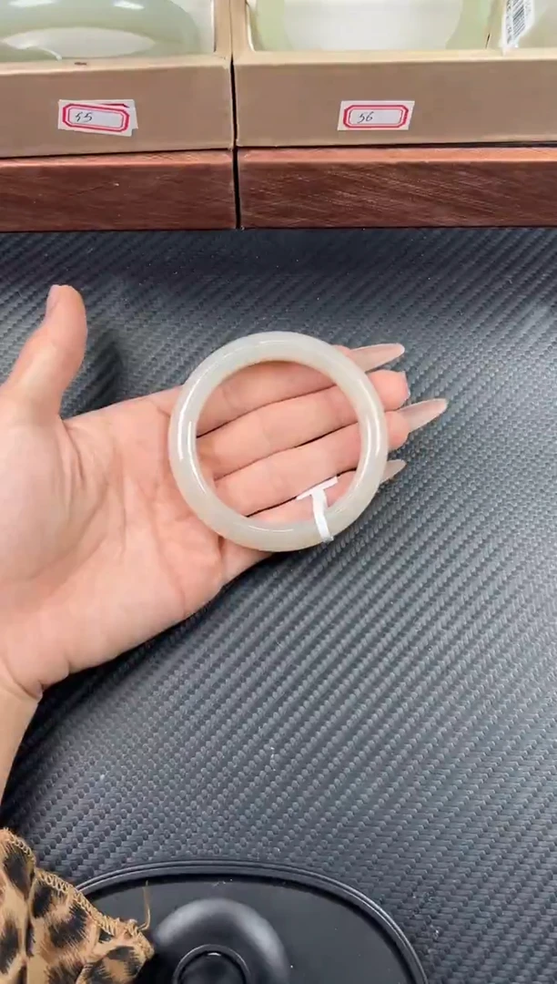 未镶嵌手镯和田玉黑山微色差55M