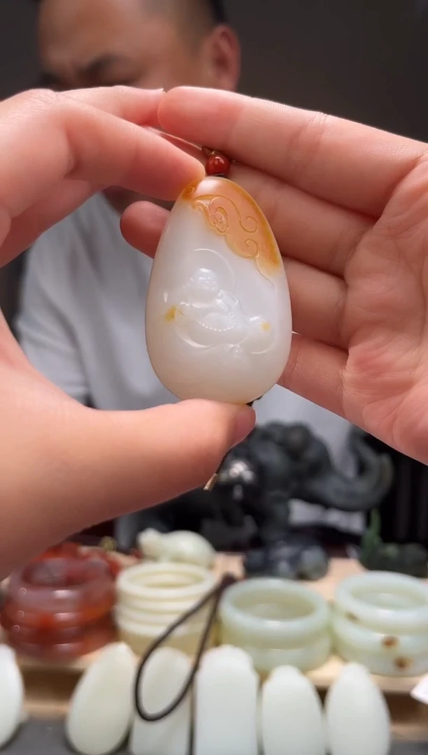 颈饰未镶嵌和田玉吊坠