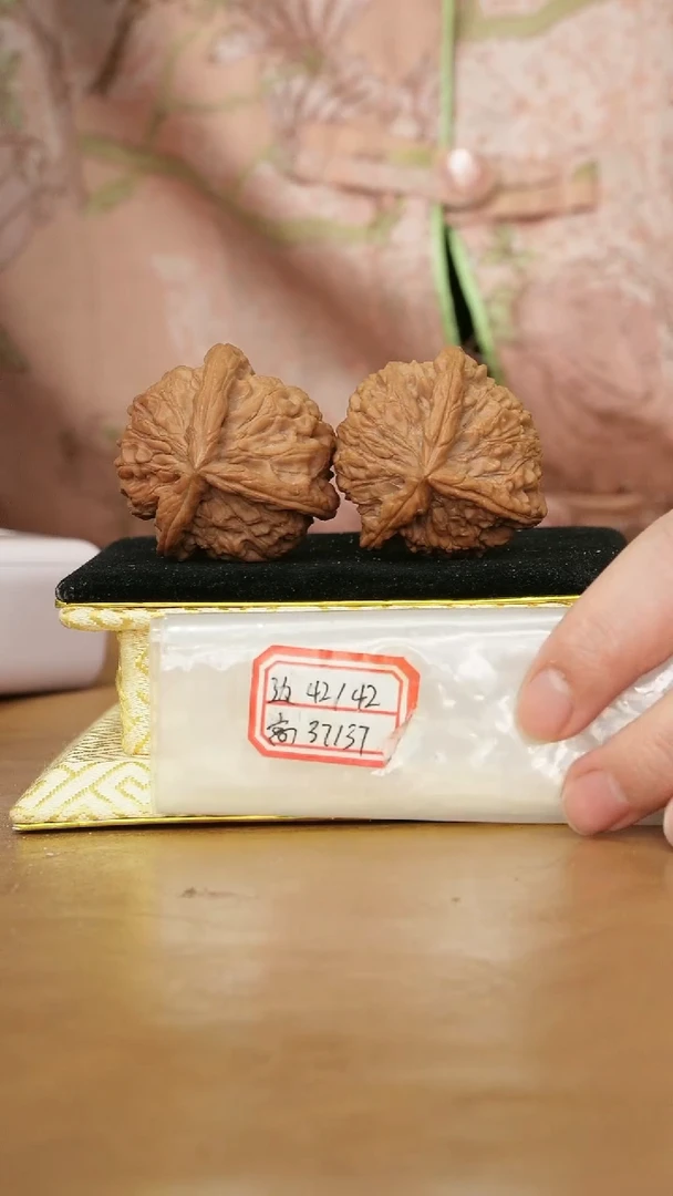 把件文玩核桃红狮子头三棱