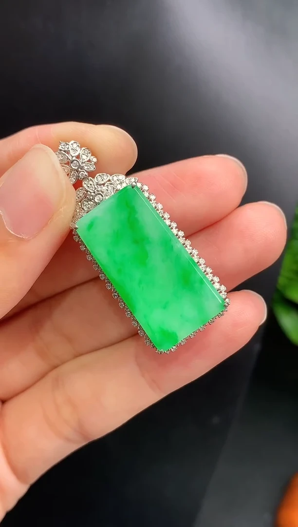 颈饰18K金镶嵌翡翠无事牌