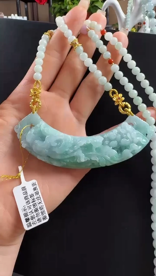 颈饰未镶嵌翡翠弯弯