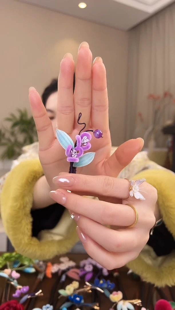 刺绣紫色胖绒边夹