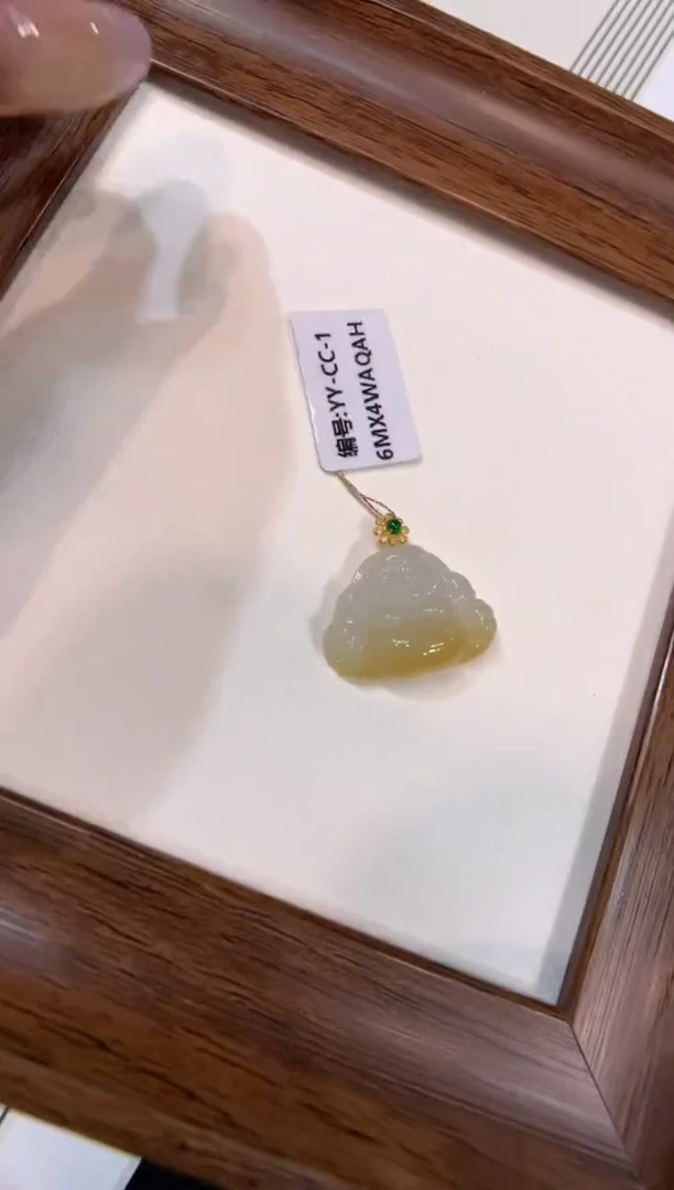 颈饰18K金镶嵌翡翠佛公