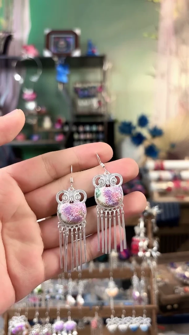 彩云南阁非遗老绣饰品002