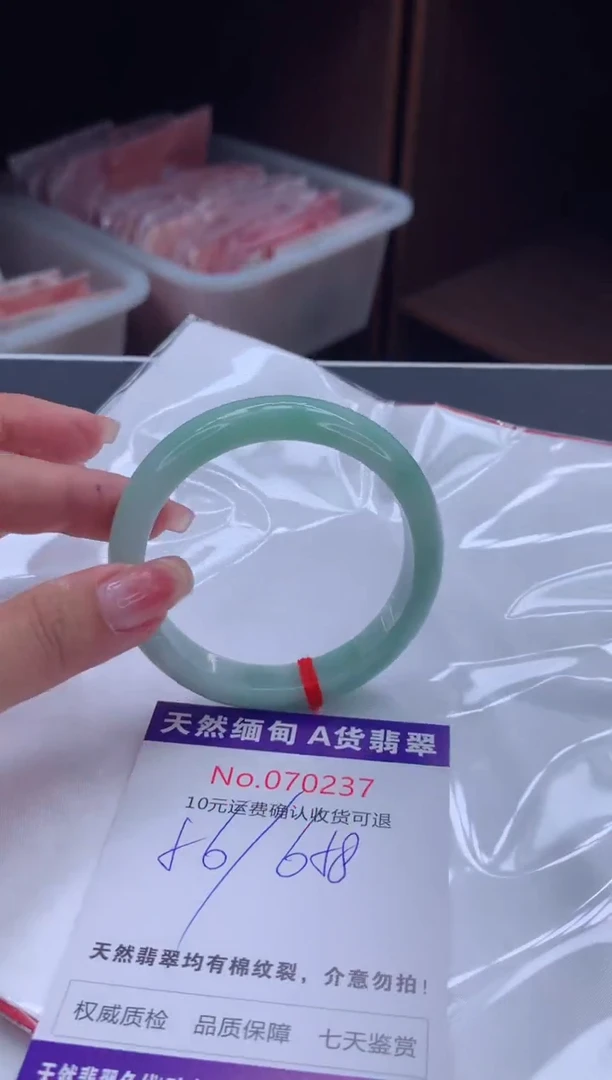 翡翠手镯未镶嵌有纹，完美者勿拍