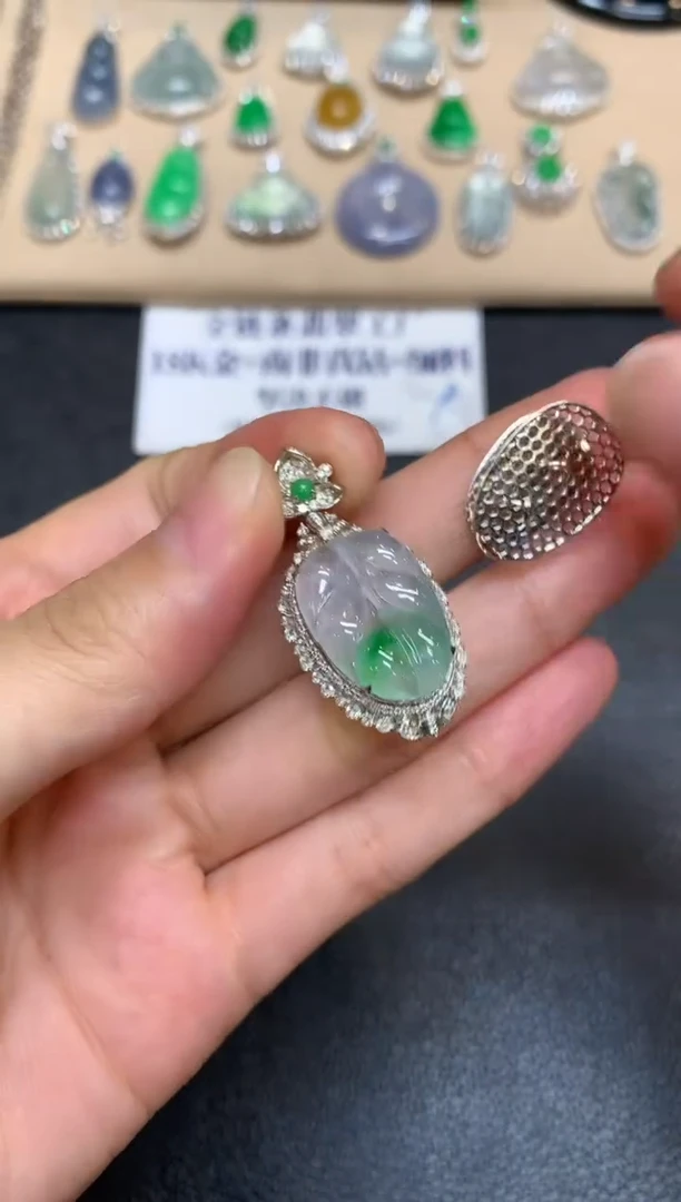 颈饰18K金镶嵌翡翠树叶【无服务费【48小时鉴赏期】