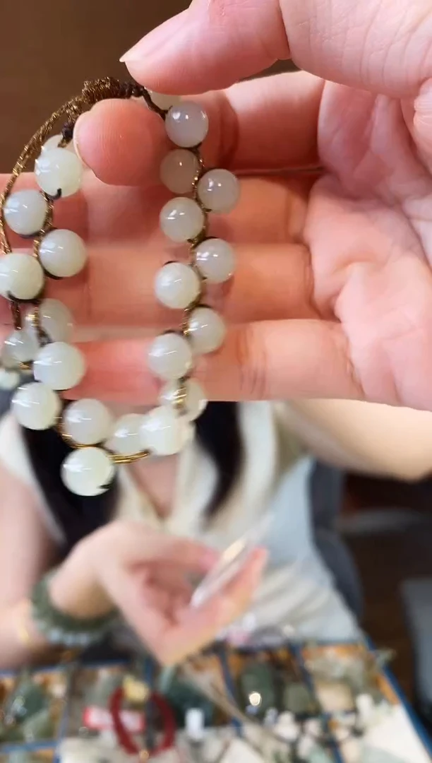 和田玉未镶嵌颈饰葡萄手串