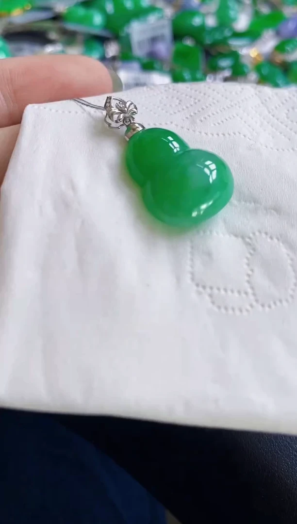 颈饰18K金镶嵌翡翠葫芦