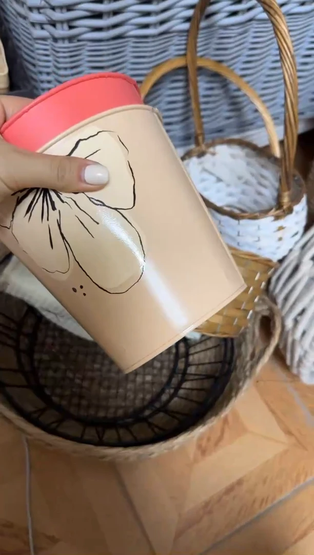 娄微瑕捡漏粉色加奶油色小铁桶