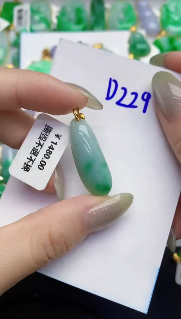 翡翠18K金镶嵌颈饰缅甸天然翡翠A货