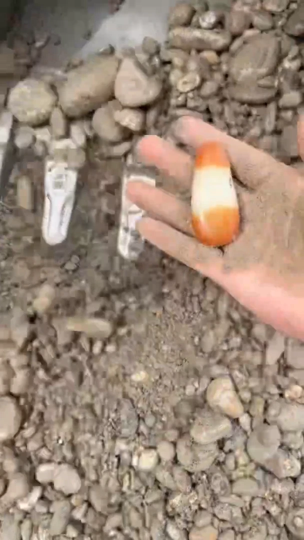 透闪石质玉未镶嵌珠宝奇石透闪石质玉，未镶嵌珠宝奇石。